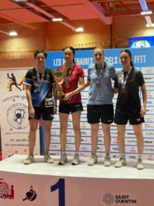 2025_Chpts-France-Juniors_PodiumSimplesFilles_Argent_Alexia-Nodin